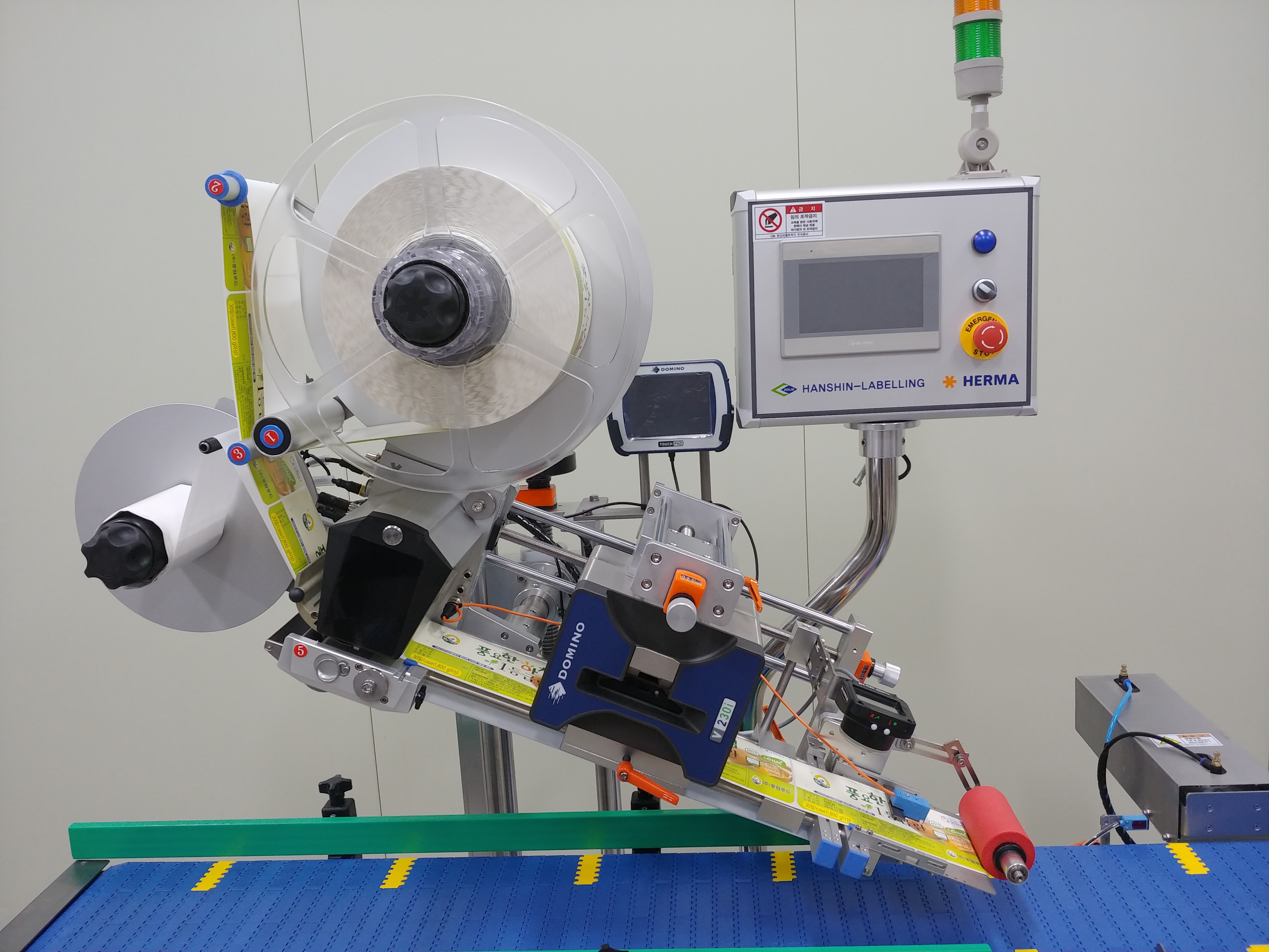 Hanshin Labelling Machine 라벨 부착기, 라벨러, 자동 라벨러, 자동 라벨부착기 | PRODUCTS | Wrap - Around Labelling
