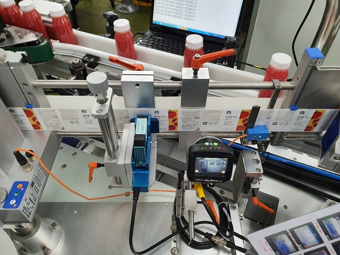 Hanshin Labelling Machine 라벨 부착기, 라벨러, 자동 라벨러, 자동 라벨부착기 | PRODUCTS | Wrap - Around Labelling